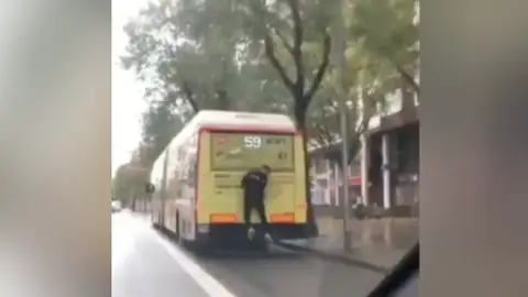 'Metring', la peligrosa moda de engancharse a vagones en marcha Metring