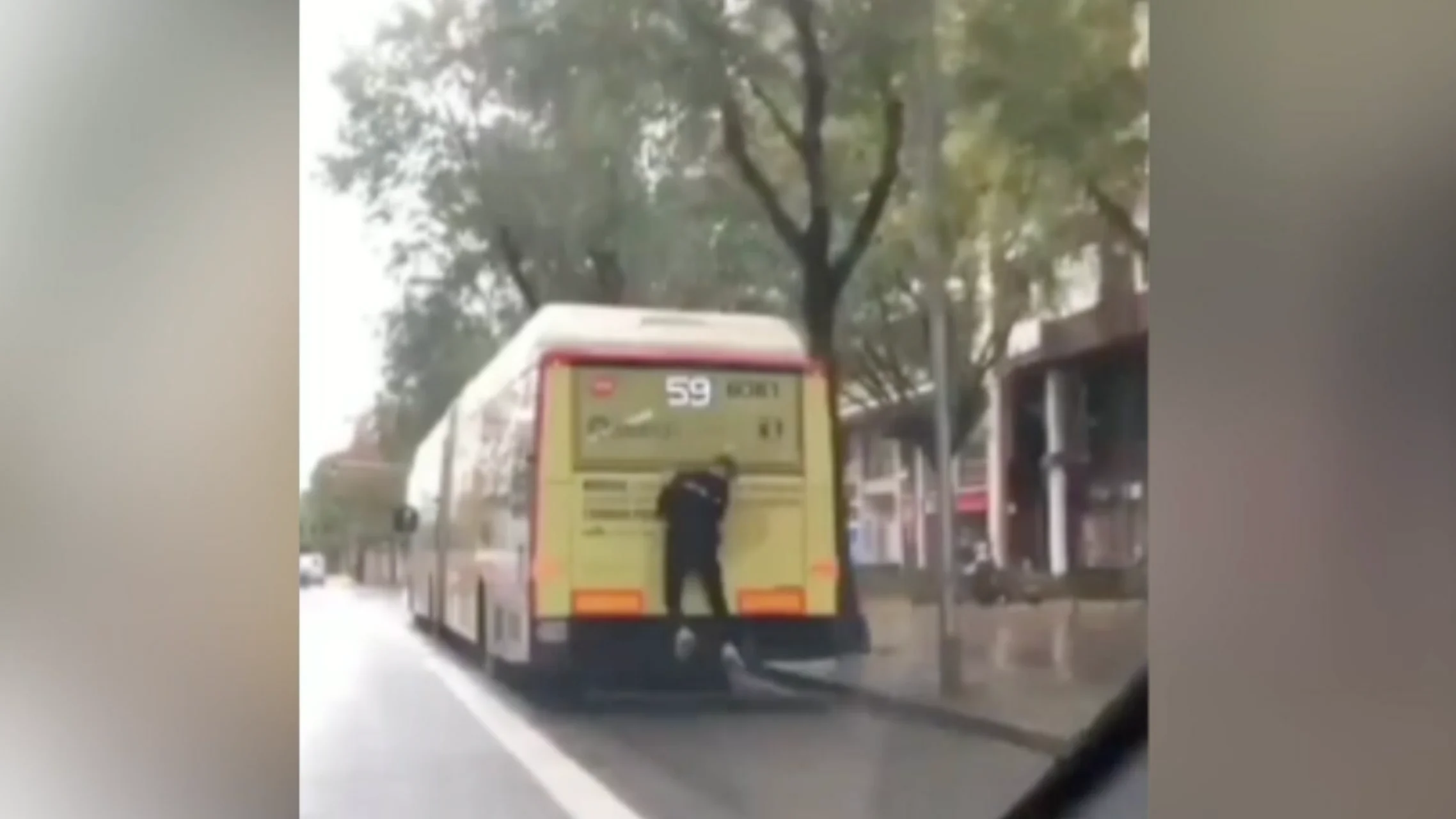 'Metring', la peligrosa moda de engancharse a vagones en marcha Metring