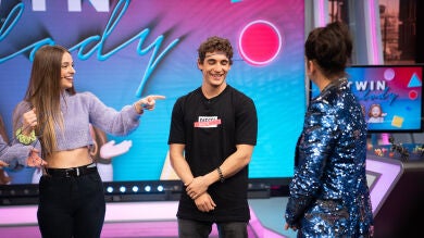 Miguel Herrán y Carolina Yuste se dejan llevar con el #perchachallenge de las Twin Melody en 'El Hormiguero 3.0'