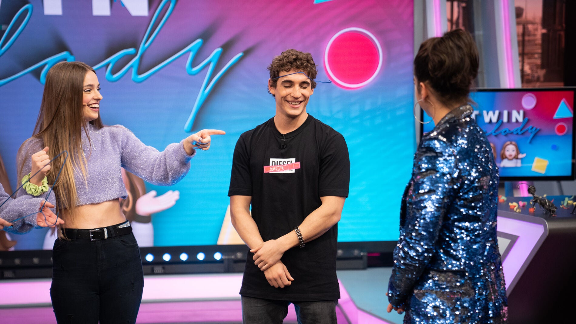 Miguel Herr&aacute;n y Carolina Yuste se dejan llevar con el #perchachallenge de las Twin Melody en 'El Hormiguero 3.0'