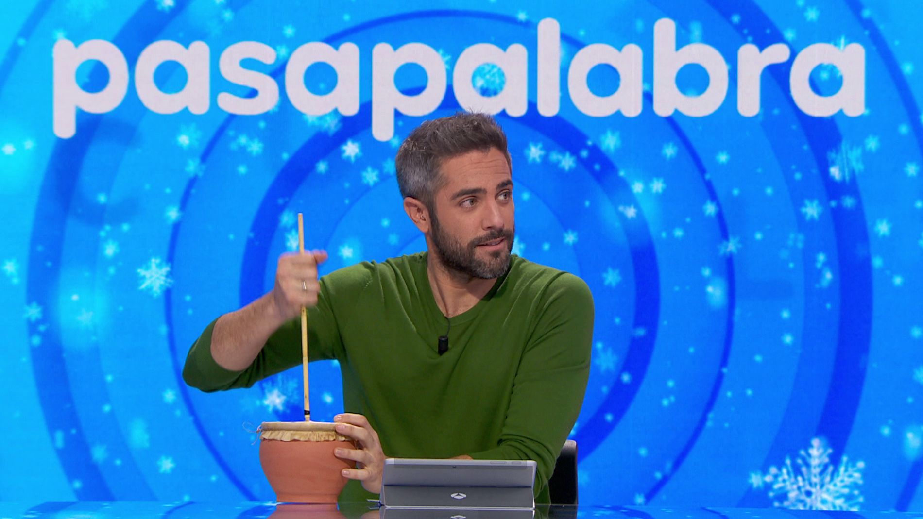 ¡Memes asegurados! Una zambomba, protagonista indiscutible de ‘La Pista’: “Te van a criticar por la mala práctica en la mano derecha”