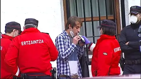Fiesta ilegal de 70 jóvenes en un monasterio de Derio Fiesta ilegal de 70 jóvenes en un monasterio de Derio