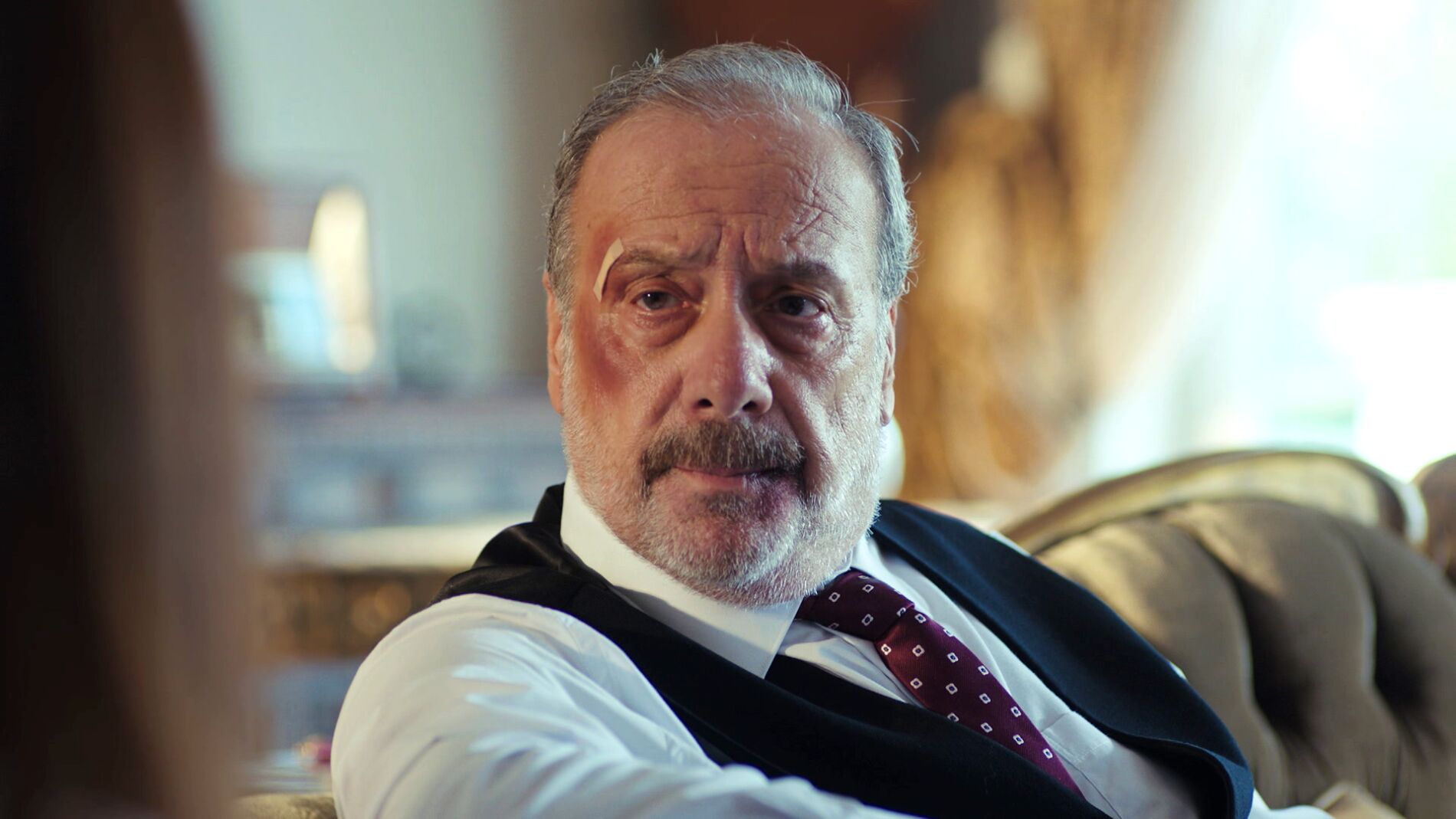 Suat revela a Sirin lo que est&aacute; dispuesto a hacer para que Sarp nunca vea a Bahar