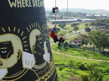 Thomas Van Tonder bate el récord de escalada con cuerda en la torre Soweto de Sudáfrica Thomas Van Tonder bate el récord de escalada con cuerda en la torre Soweto de Sudáfrica