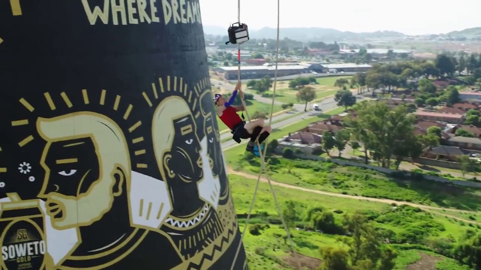 Thomas Van Tonder bate el récord Guinness de escalada con cuerda en las torres de Soweto en Sudáfrica