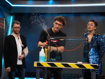 "¡Qué movida!", Marron sorprende a Miguel Herrán y a Carolina Yuste con unos 'petardos acuáticos' en 'El Hormiguero 3.0' "¡Qué movida!", Marron sorprende a Miguel Herrán y a Carolina Yuste con unos 'petardos acuáticos' en 'El Hormiguero 3.0'