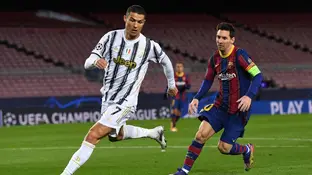 Messi persigue a Cristiano Messi persigue a Cristiano