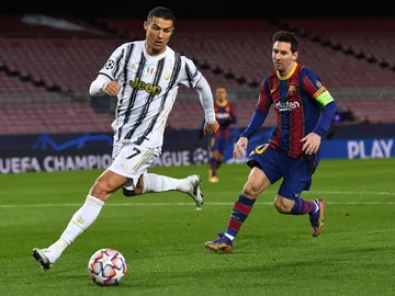 Messi persigue a Cristiano Messi persigue a Cristiano