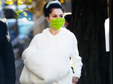 Selena Gomez no olvida su manta para hacer frente al frío Selena Gomez no olvida su manta para hacer frente al frío