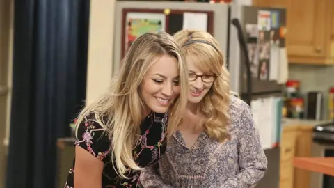 Kaley Cuoco y Melissa Rauch son Penny y Bernadette en 'The Big Bang Theory' Kaley Cuoco y Melissa Rauch son Penny y Bernadette en 'The Big Bang Theory'