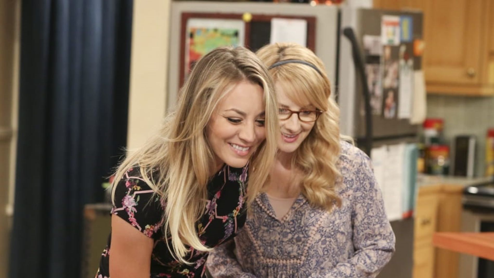 Kaley Cuoco y Melissa Rauch son Penny y Bernadette en 'The Big Bang Theory'