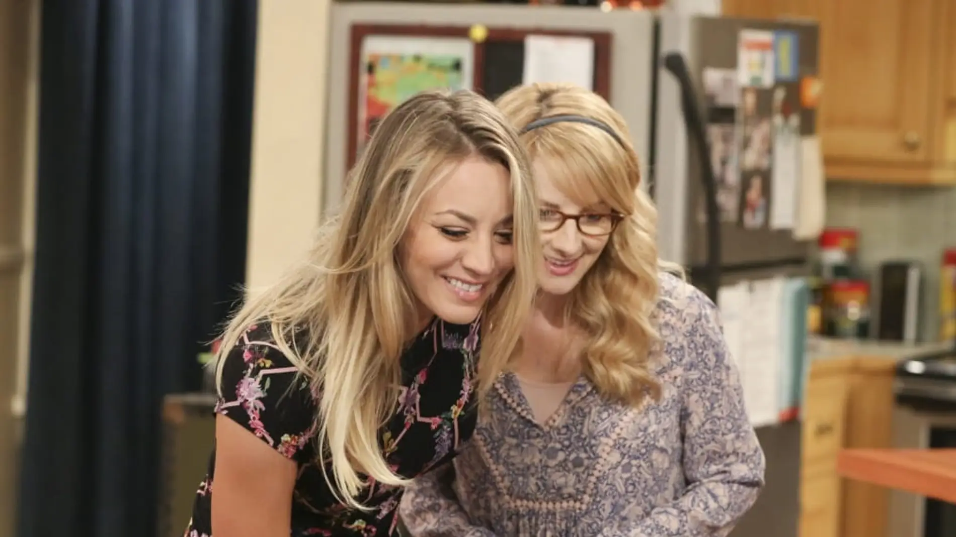 Kaley Cuoco y Melissa Rauch son Penny y Bernadette en 'The Big Bang Theory'