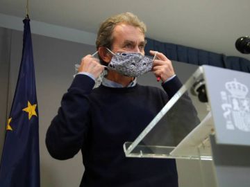 Fernando Simón se quita su mascarilla antes de su rueda de prensa en el Ministerio de Sanidad.