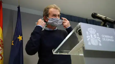 Fernando Simón se quita su mascarilla antes de su rueda de prensa en el Ministerio de Sanidad. Fernando Simón se quita su mascarilla antes de su rueda de prensa en el Ministerio de Sanidad.