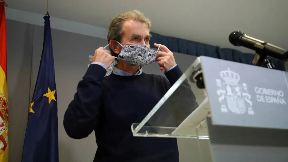 Fernando Sim&oacute;n se quita su mascarilla antes de su rueda de prensa en el Ministerio de Sanidad.