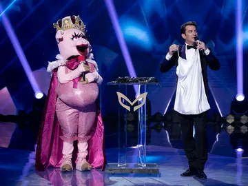 La sensual pista física de Cerdita une a los investigadores de ‘Mask Singer’ tras un semi striptease de Javier Ambrossi La sensual pista física de Cerdita une a los investigadores de ‘Mask Singer’ tras un semi striptease de Javier Ambrossi