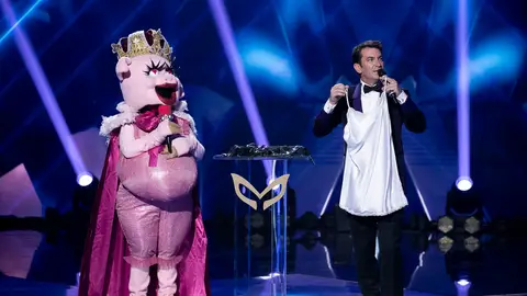 La sensual pista física de Cerdita une a los investigadores de ‘Mask Singer’ tras un semi striptease de Javier Ambrossi La sensual pista física de Cerdita une a los investigadores de ‘Mask Singer’ tras un semi striptease de Javier Ambrossi