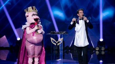 La sensual pista física de Cerdita une a los investigadores de ‘Mask Singer’ tras un semi striptease de Javier Ambrossi