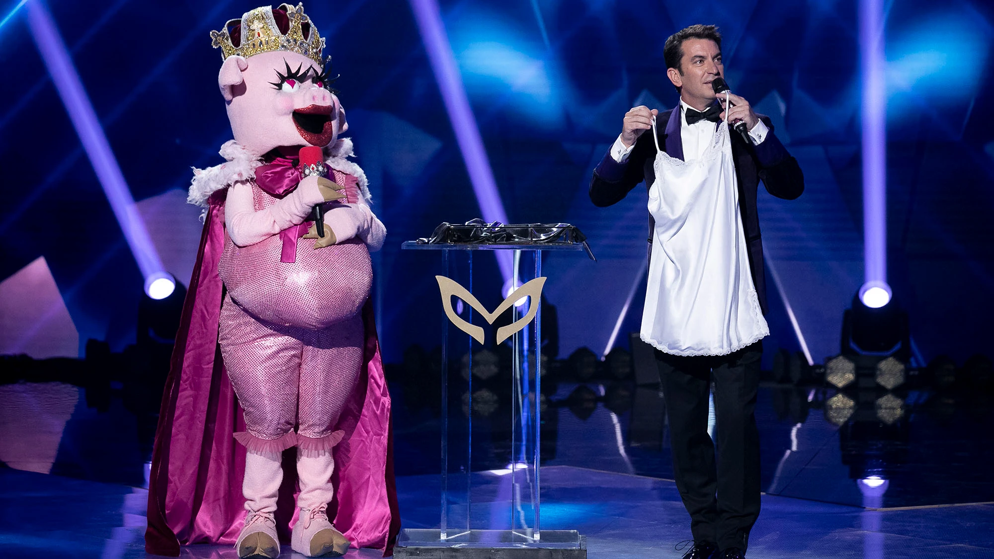 La sensual pista física de Cerdita une a los investigadores de ‘Mask Singer’ tras un semi striptease de Javier Ambrossi La sensual pista física de Cerdita une a los investigadores de ‘Mask Singer’ tras un semi striptease de Javier Ambrossi