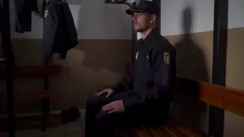 Manuel Sánchez, de ascender con el Elche a convertirse en policía: "He renunciado a Primera División por mi sueño" Manuel Sánchez, de ascender con el Elche a convertirse en policía: "He renunciado a Primera División por mi sueño"