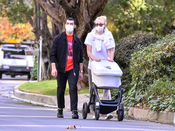 Joe Jonas y Sophie Turner disfrutan de un paseo con su hija Joe Jonas y Sophie Turner disfrutan de un paseo con su hija