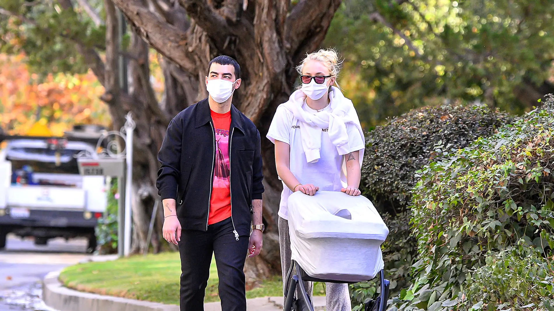 Joe Jonas y Sophie Turner disfrutan de un paseo con su hija