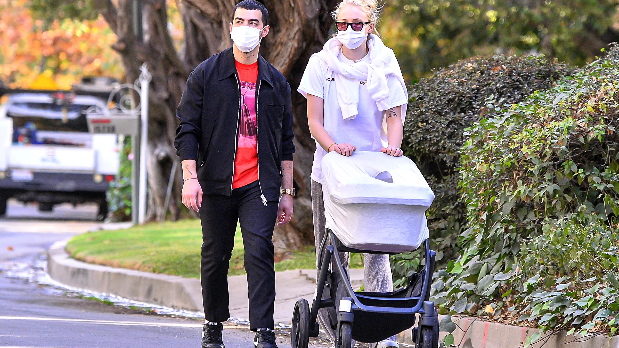 Joe Jonas y Sophie Turner disfrutan de un paseo con su hija Los recién estrenados papás están encantados con su hija