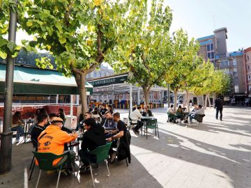 Varios estudiantes en una terraza de la Plaza de la Universidad de Murcia