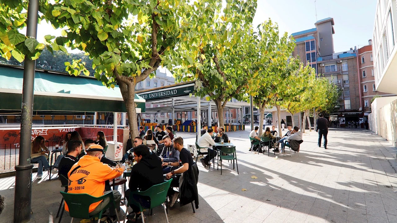 Varios estudiantes en una terraza de la Plaza de la Universidad de Murcia