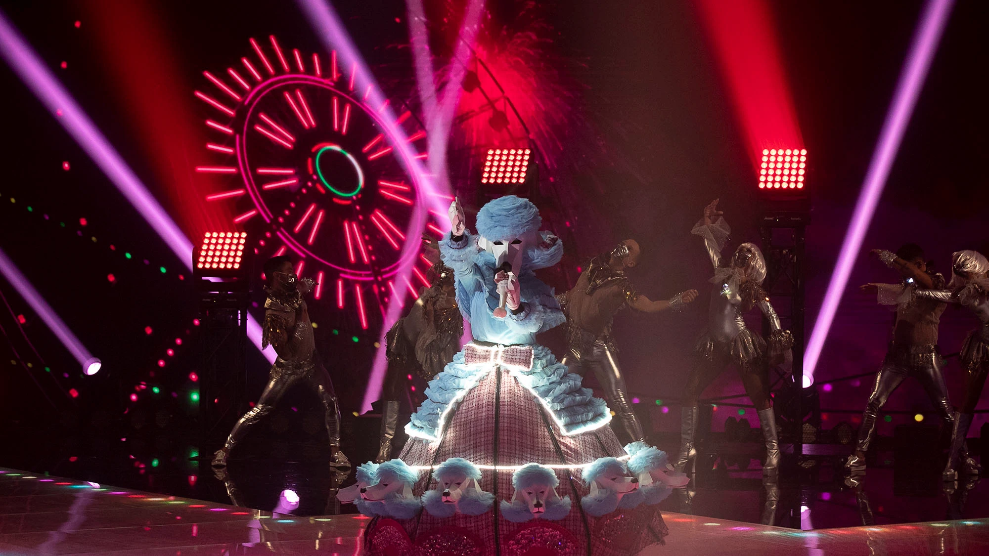 Caniche se convierte en toda una reina del pop con ‘Firework’ de Katy Perry Caniche se convierte en toda una reina del pop con ‘Firework’ de Katy Perry