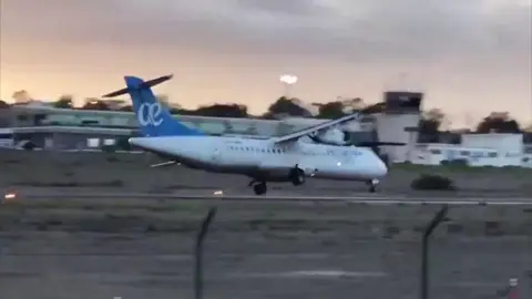 Aterrizaje complicado por el viento El viento complica el aterrizaje de un avión