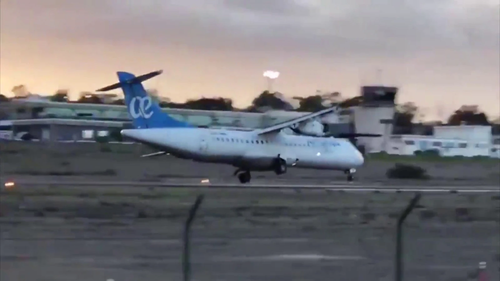 Aterrizaje complicado por el viento El viento complica el aterrizaje de un avión