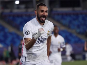 Benzema celebra su primer gol al Borussia