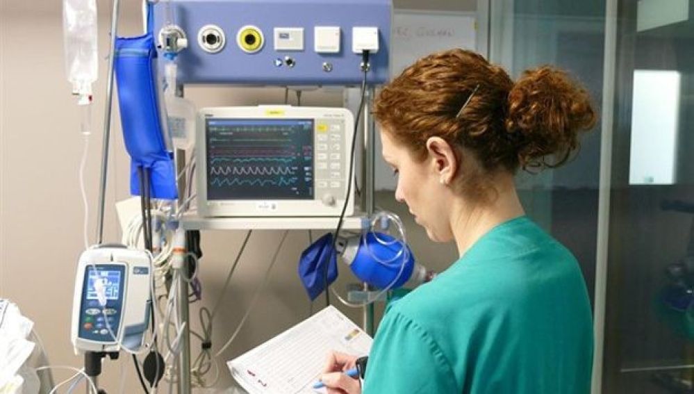 Una enfermera tomando datos