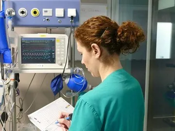 Una enfermera tomando datos Una enfermera tomando datos