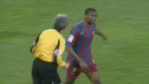 Kameni, Dani Alves, Roberto Carlos, Balotelli y otros escándalos racistas que mancharon el fútbol Kameni, Dani Alves, Roberto Carlos, Balotelli y otros escándalos racistas que mancharon el fútbol