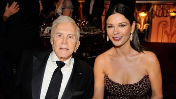 Catherine Zeta-Jones y su suegro Kirk Douglas