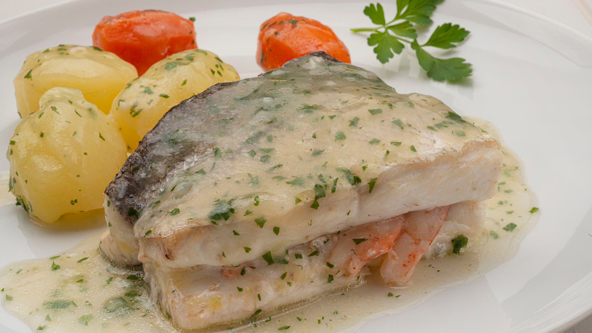 Receta de merluza rellena de gambas, de Karlos Argui&ntilde;ano