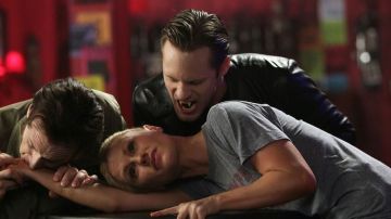 Anna Paquin, Stephen Moyer y Alexander Skarsgård en 'True Blood'