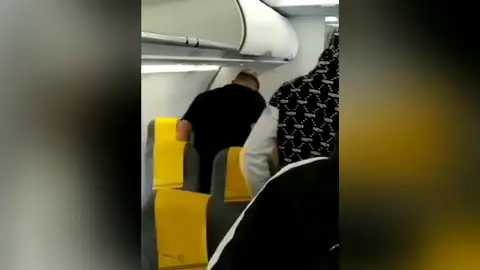 Sindicatos policiales denuncian que siguen los traslados de inmigrantes desde Canarias a otros puntos de la península Sindicatos policiales denuncian que siguen los traslados de inmigrantes desde Canarias a otros puntos de la península