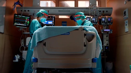 Dos profesionales sanitarios trabajan en la UCI del Hospital Vall d'Hebron de Barcelona. Dos profesionales sanitarios trabajan en la UCI del Hospital Vall d'Hebron de Barcelona.