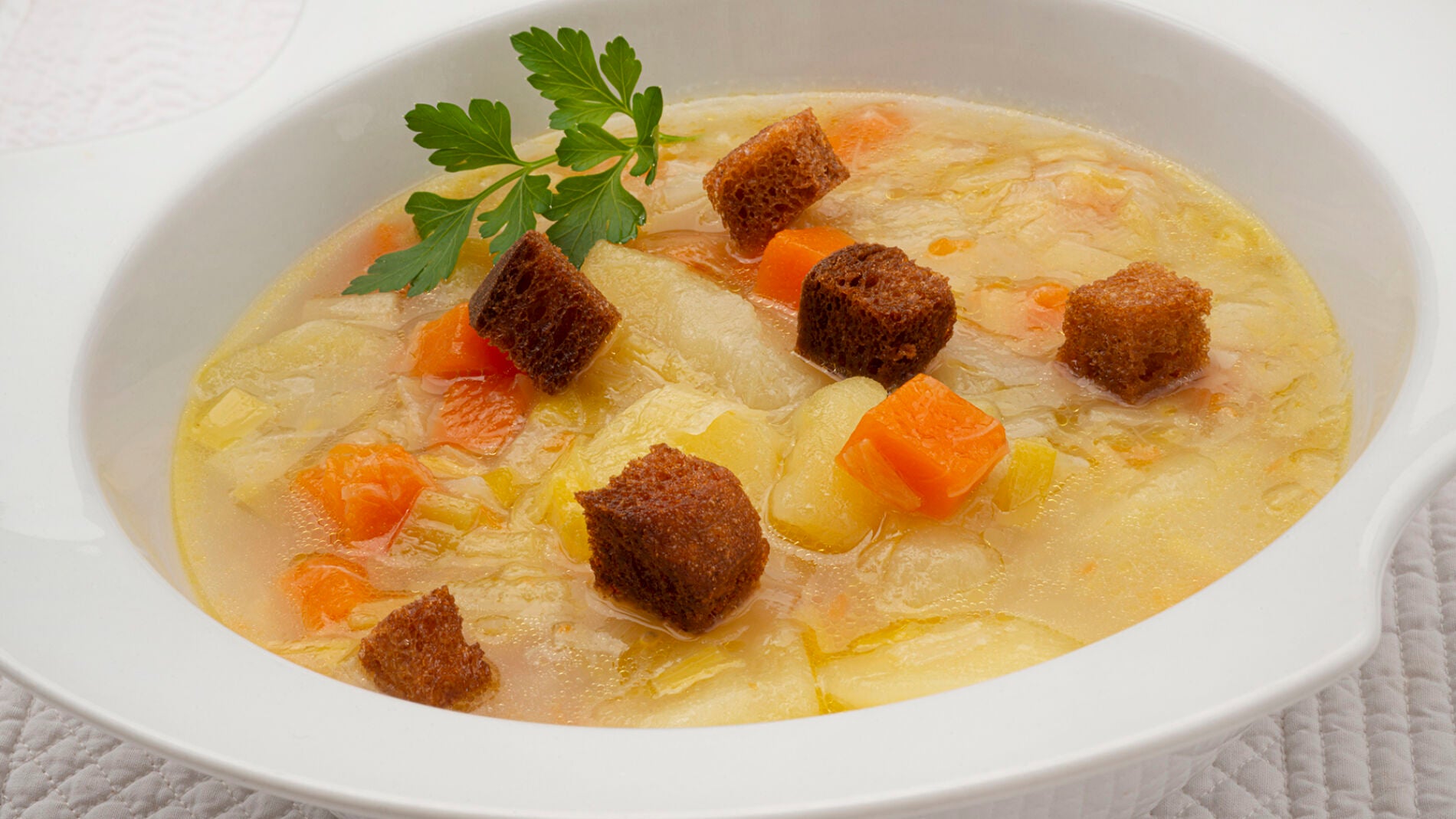 Karlos Argui&ntilde;ano elabora un "plato humilde pero reconstituyente": porrusalda con costrones de pan