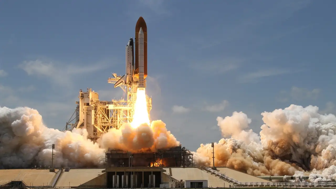 Un cohete despega rumbo al espacio Un cohete despega rumbo al espacio