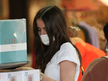 Ana de Armas aprovecha los descuentos para hacer compras navideñas Ana de Armas aprovecha los descuentos para hacer compras navideñas