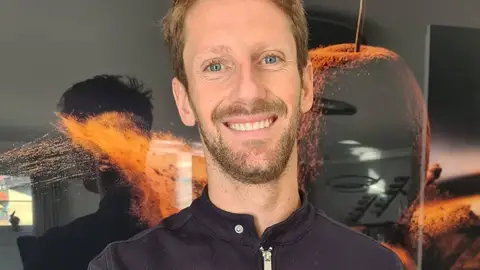 Romain Grosjean muestra por primera vez cómo ha quedado su mano derecha tras el accidente de Baréin Romain Grosjean muestra por primera vez cómo ha quedado su mano derecha tras el accidente de Baréin