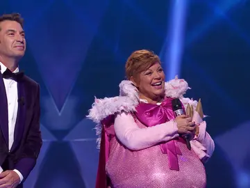 ‘Mask Singer’ logra lo imposible: Terelu Campos era la Cerdita y Javier Ambrossi conquista con un striptease ‘Mask Singer’ logra lo imposible: Terelu Campos era la Cerdita y Javier Ambrossi conquista con un striptease
