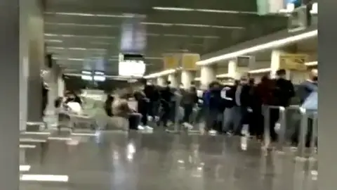 Sindicatos policiales denuncian que siguen los traslados de inmigrantes desde Canarias a otros puntos de la península Sindicatos policiales denuncian que siguen los traslados de inmigrantes desde Canarias a otros puntos de la península