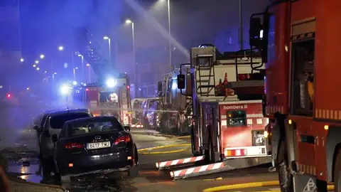 Veinte dotaciones de bomberos trabajan en el incendio de Badalona. Veinte dotaciones de bomberos trabajan en el incendio de Badalona.