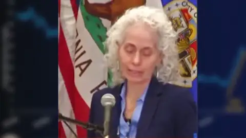 Rompe a llorar la máxima responsable sanitaria de Los Ángeles Coronavirus
