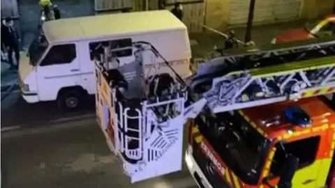 Muere un niño de 3 años y sus hermanos y su madre resultan heridos en el incendio de un edificio en Valencia Incendio